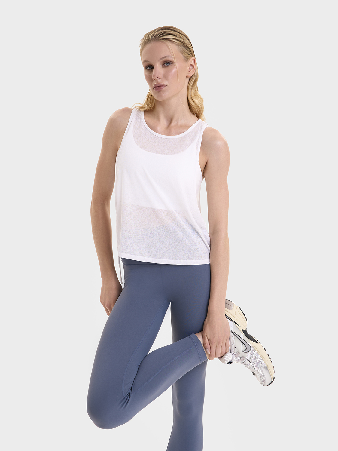 Майка с завязками по бокам свободного кроя