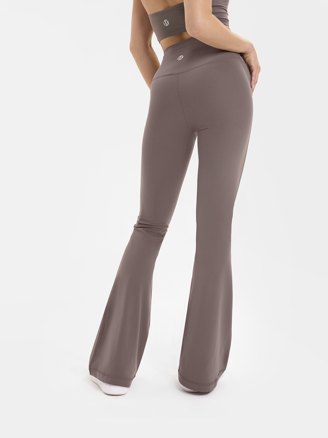 Спортивные брюки-клеш с высокой посадкой